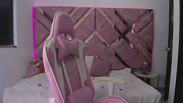 Snapshot of saori_9b chatting on 02-18-26, 04:19 saori 9b online show from 02-18-26, 04:19