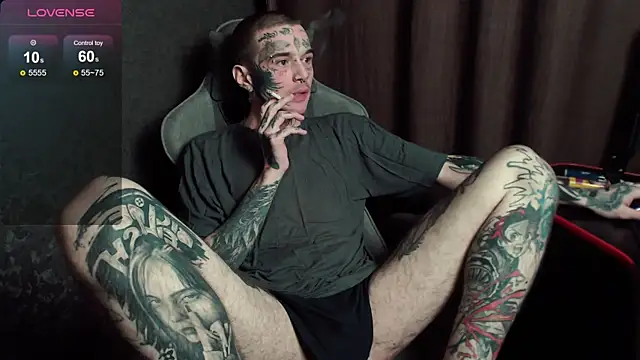 Snapshot of lonelycrystal chatting on 10-28-25, 09:17 lonelycrystal online show from 10-28-25, 09:17