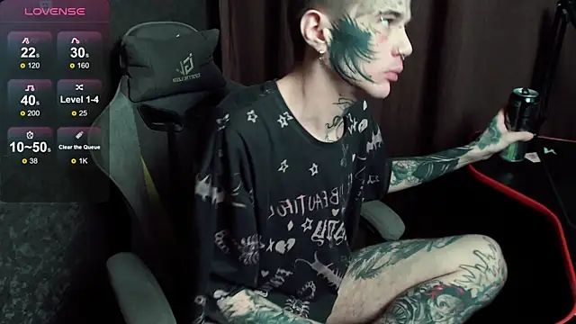 Snapshot of lonelycrystal chatting on 10-31-25, 11:44 lonelycrystal online show from 10-31-25, 11:44