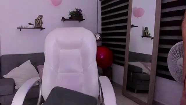 zoe turnner 18 online show from 11-23-25, 12:16