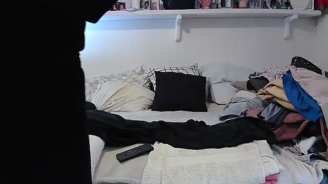 Snapshot of Hand69someguy chatting on 10-18-25, 12:02 Hand69someguy online show from 10-18-25, 12:02