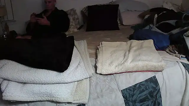 Snapshot of Hand69someguy chatting on 11-10-25, 10:58 Hand69someguy online show from 11-10-25, 10:58