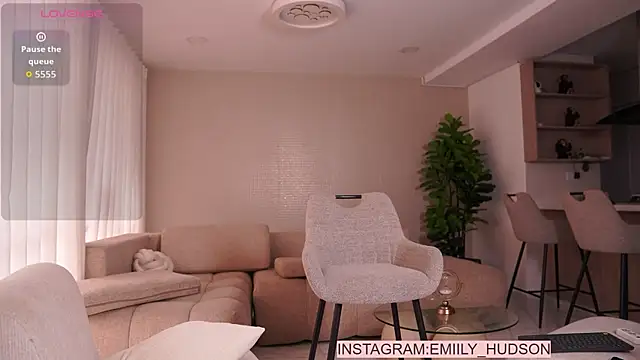 emily huddson  online show from 04-15-26, 09:04