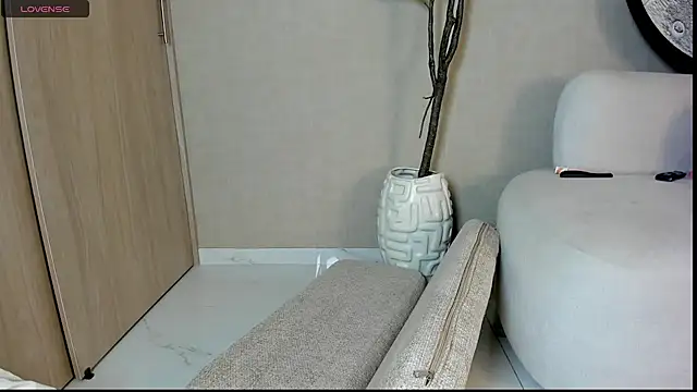 emily huddson  online show from 06-22-26, 08:28