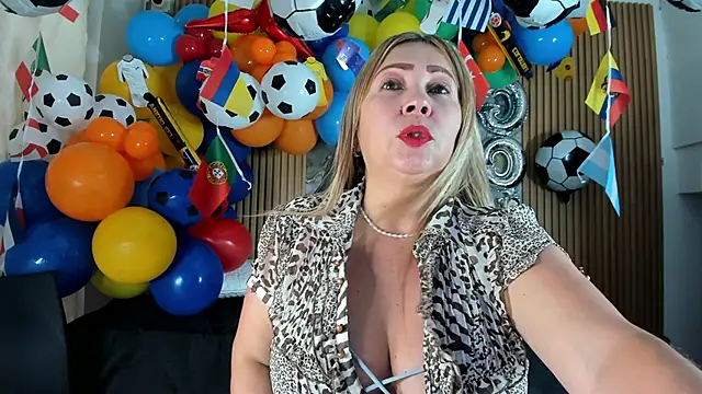Snapshot of Danna_topless chatting on 06-15-26, 12:07 Danna topless online show from 06-15-26, 12:07