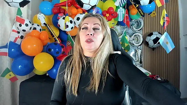 Snapshot of Danna_topless chatting on 06-19-26, 12:20 Danna topless online show from 06-19-26, 12:20