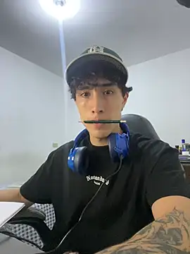 gojo satoru 18 online show from 04-27-26, 03:15