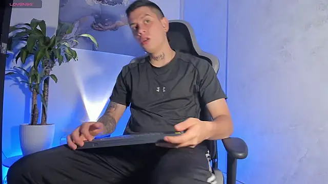 Yeiko Romero  online show from 12-22-25, 05:10