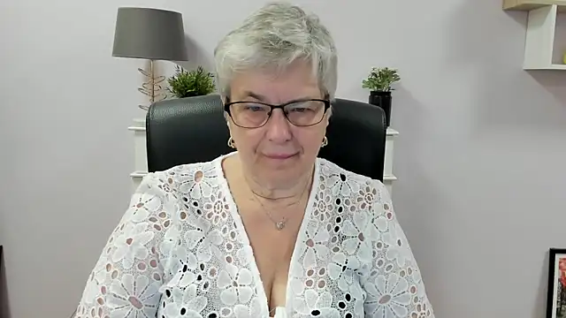 Snapshot of IrisDream chatting on 06-12-26, 06:01 IrisDream online show from 06-12-26, 06:01