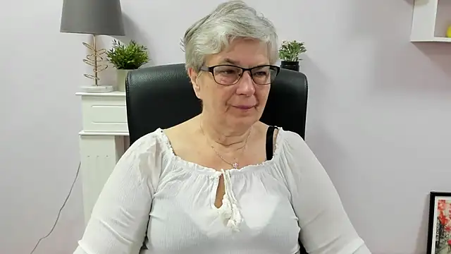 Snapshot of IrisDream chatting on 06-18-26, 06:13 IrisDream online show from 06-18-26, 06:13