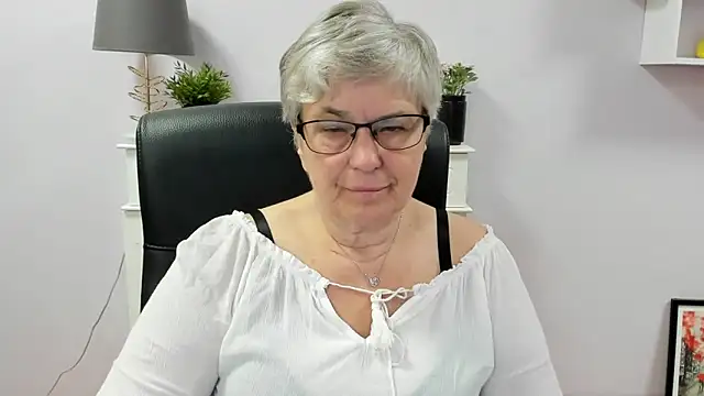 Snapshot of IrisDream chatting on 06-18-26, 09:14 IrisDream online show from 06-18-26, 09:14