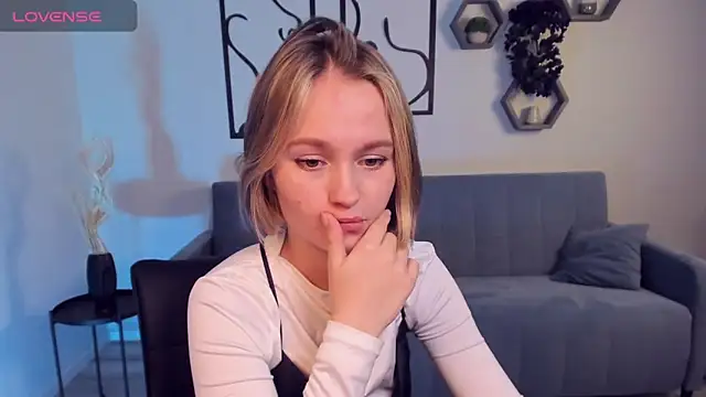Snapshot of BritnieCute chatting on 12-03-24, 06:37 BritnieCute online show from 12-03-24, 06:37