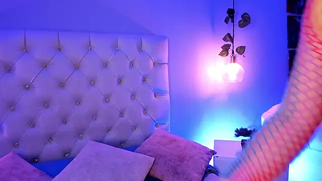 Snapshot of ZoeHarris chatting on 09-29-25, 12:10 ZoeHarris online show from 09-29-25, 12:10