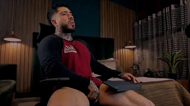 Snapshot of LeoSalvatore_ chatting on 02-08-25, 03:30 LeoSalvatore online show from 02-08-25, 03:30