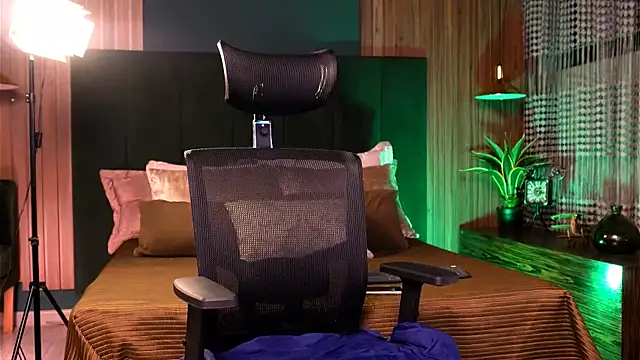 Snapshot of LeoSalvatore_ chatting on 03-14-25, 03:59 LeoSalvatore online show from 03-14-25, 03:59