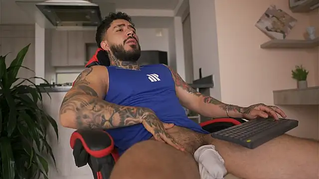 Snapshot of LeoSalvatore_ chatting on 10-10-25, 03:55 LeoSalvatore online show from 10-10-25, 03:55