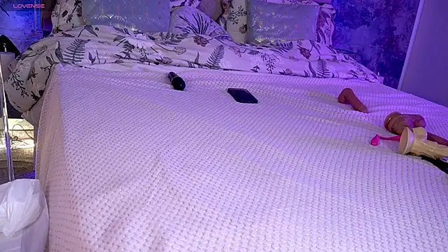 Snapshot of KiraRoxx chatting on 04-21-26, 01:42 KiraRoxx online show from 04-21-26, 01:42