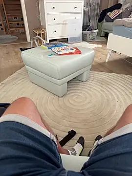 Snapshot of rundum40 chatting on 09-11-25, 01:44 rundum40 online show from 09-11-25, 01:44