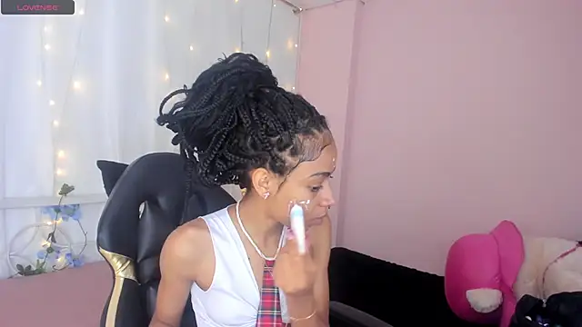 Snapshot of Abigail_Wilson_ chatting on 12-21-24, 08:21 Abigail Wilson online show from 12-21-24, 08:21