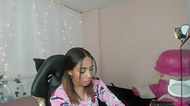 Snapshot of Abigail_Wilson_ chatting on 02-05-25, 08:46 Abigail Wilson online show from 02-05-25, 08:46