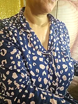 Snapshot of Foxlady2271 chatting on 02-14-25, 08:21 Foxlady2271 online show from 02-14-25, 08:21