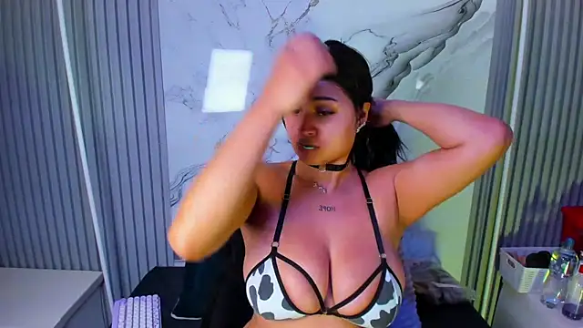 Snapshot of venusowen_ chatting on 05-19-26, 02:01 venusowen online show from 05-19-26, 02:01