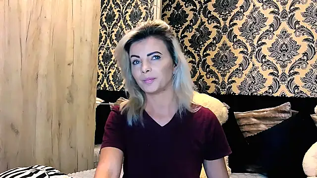 Snapshot of Aly_girl1 chatting on 01-18-25, 11:43 Aly girl1 online show from 01-18-25, 11:43