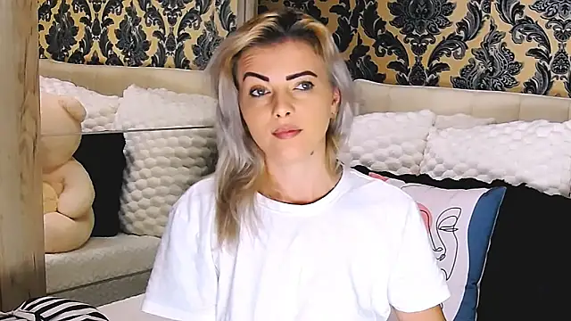 Snapshot of Aly_girl1 chatting on 10-13-25, 08:36 Aly girl1 online show from 10-13-25, 08:36