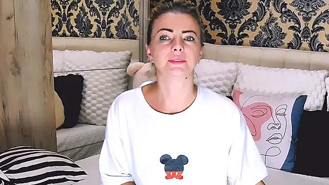 Snapshot of Aly_girl1 chatting on 10-15-25, 06:57 Aly girl1 online show from 10-15-25, 06:57