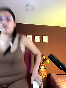 Little Ivy online show from 11-25-25, 07:36