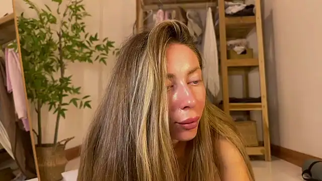 Snapshot of ___art chatting on 10-28-25, 02:31 art online show from 10-28-25, 02:31