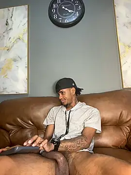 Snapshot of AaronCruz_ chatting on 12-28-24, 07:43 AaronCruz online show from 12-28-24, 07:43