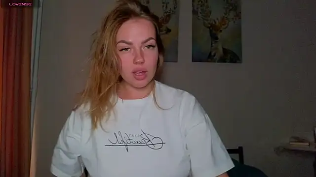 Snapshot of EmilyRobbie chatting on 04-19-26, 03:44 EmilyRobbie online show from 04-19-26, 03:44