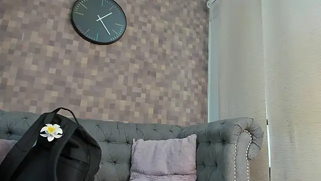 natalia aguirre1 online show from 09-18-25, 12:07