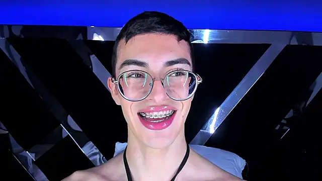 Snapshot of MaxiRogers chatting on 01-12-25, 08:03 MaxiRogers online show from 01-12-25, 08:03