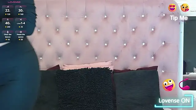 Snapshot of KikiSweet08 chatting on 09-23-25, 04:15 KikiSweet08 online show from 09-23-25, 04:15