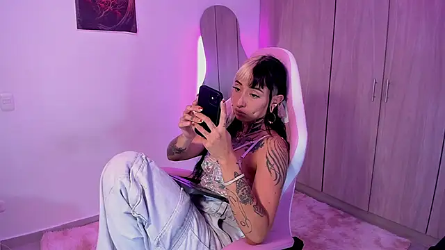 Snapshot of HollyHudsonn chatting on 03-14-25, 07:34 HollyHudsonn online show from 03-14-25, 07:34