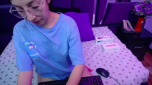 Snapshot of Katty_Queen chatting on 03-22-25, 11:53 Katty Queen online show from 03-22-25, 11:53