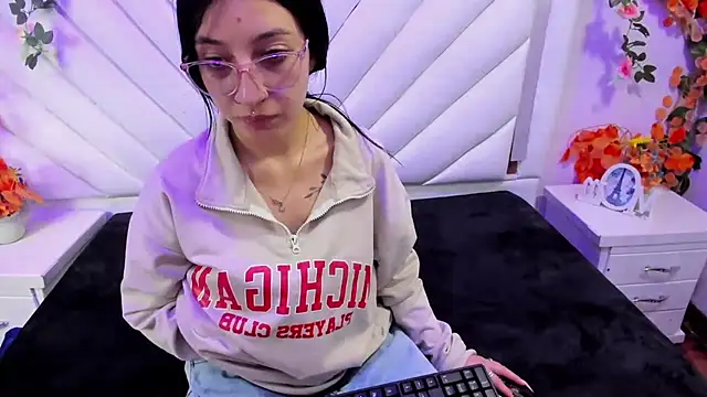 Snapshot of Katty_Queen chatting on 09-27-25, 07:30 Katty Queen online show from 09-27-25, 07:30