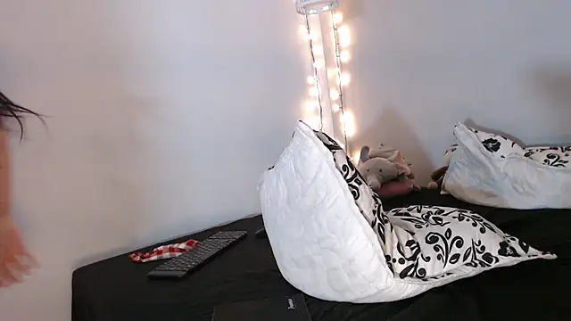 Snapshot of Kimandyuk chatting on 12-17-24, 11:05 Kimandyuk online show from 12-17-24, 11:05