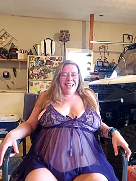 Snapshot of MsShelby40 chatting on 09-10-25, 10:10 MsShelby40 online show from 09-10-25, 10:10