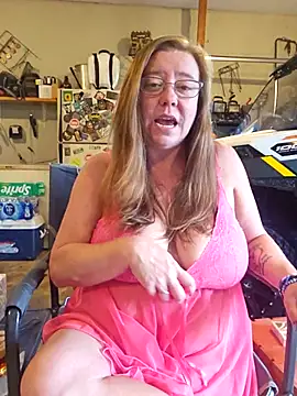 Snapshot of MsShelby40 chatting on 09-20-25, 10:11 MsShelby40 online show from 09-20-25, 10:11