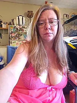 Snapshot of MsShelby40 chatting on 09-25-25, 10:13 MsShelby40 online show from 09-25-25, 10:13