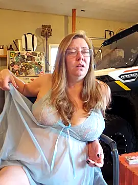 Snapshot of MsShelby40 chatting on 10-05-25, 09:24 MsShelby40 online show from 10-05-25, 09:24