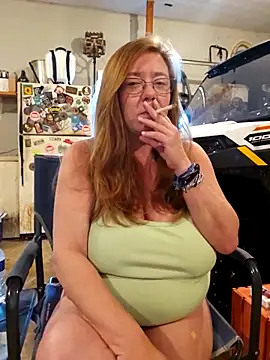 Snapshot of MsShelby40 chatting on 10-09-25, 10:41 MsShelby40 online show from 10-09-25, 10:41