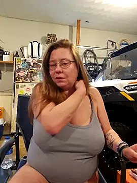 Snapshot of MsShelby40 chatting on 11-21-25, 05:44 MsShelby40 online show from 11-21-25, 05:44