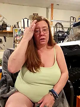 Snapshot of MsShelby40 chatting on 12-16-25, 11:21 MsShelby40 online show from 12-16-25, 11:21