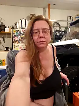 Snapshot of MsShelby40 chatting on 12-19-25, 11:23 MsShelby40 online show from 12-19-25, 11:23