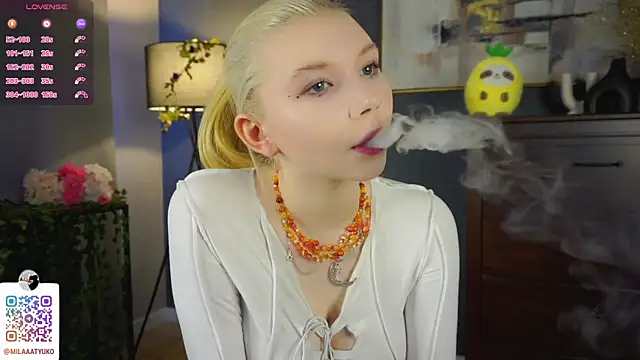 Snapshot of DaisyElmers chatting on 03-08-25, 03:17 DaisyElmers online show from 03-08-25, 03:17