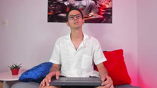 Snapshot of Ethan_Sai___ chatting on 02-14-25, 05:46 Ethan Sai online show from 02-14-25, 05:46